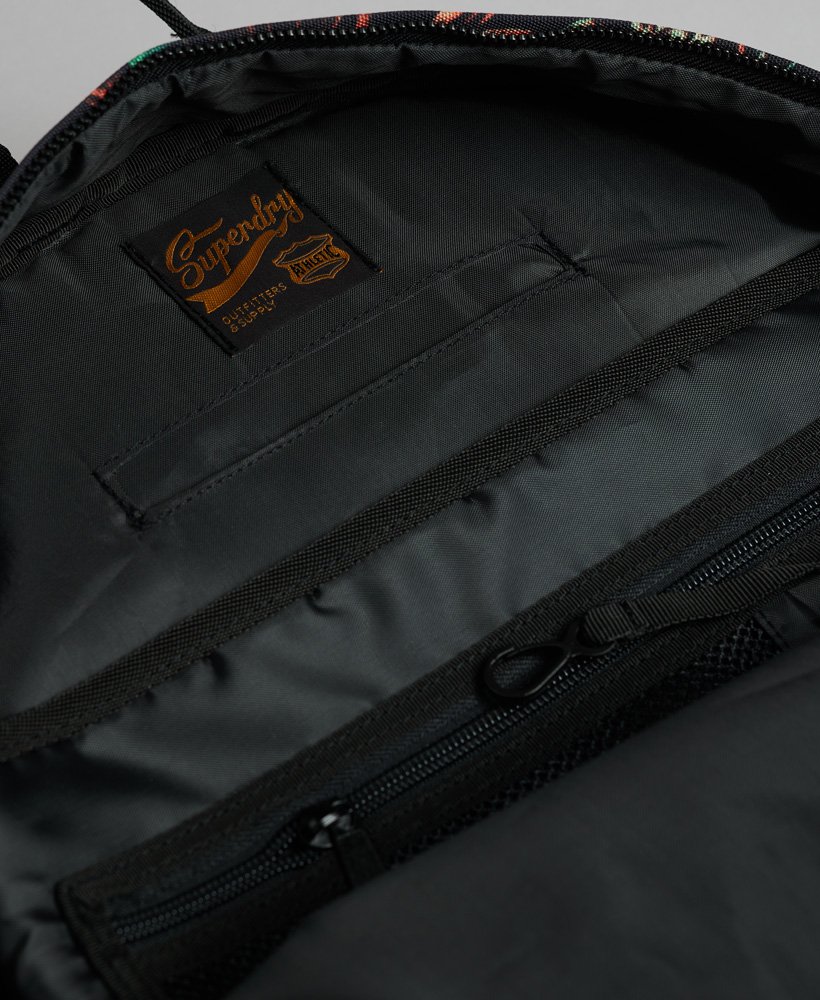 mochila montana estampada com abacaxi preto aop.
