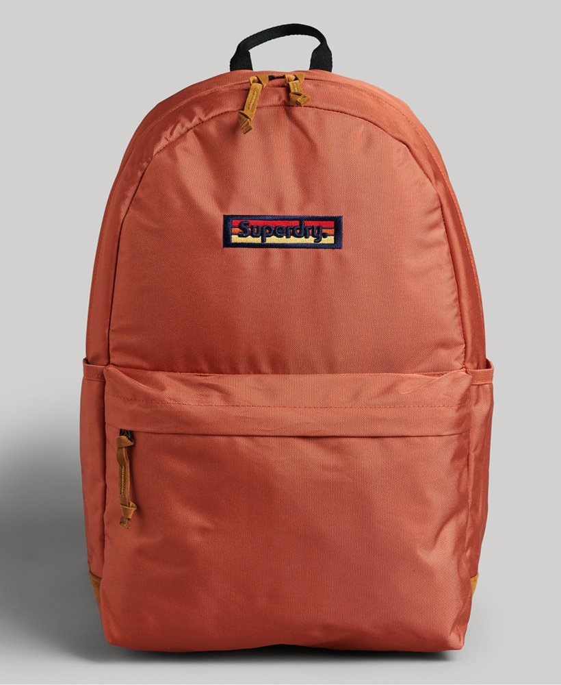 mochila montana vintage com microbordado na cor laranja queimado.