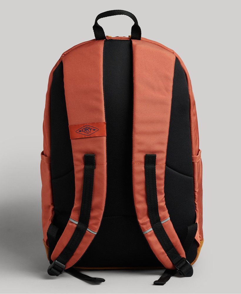 mochila montana vintage com microbordado na cor laranja queimado.