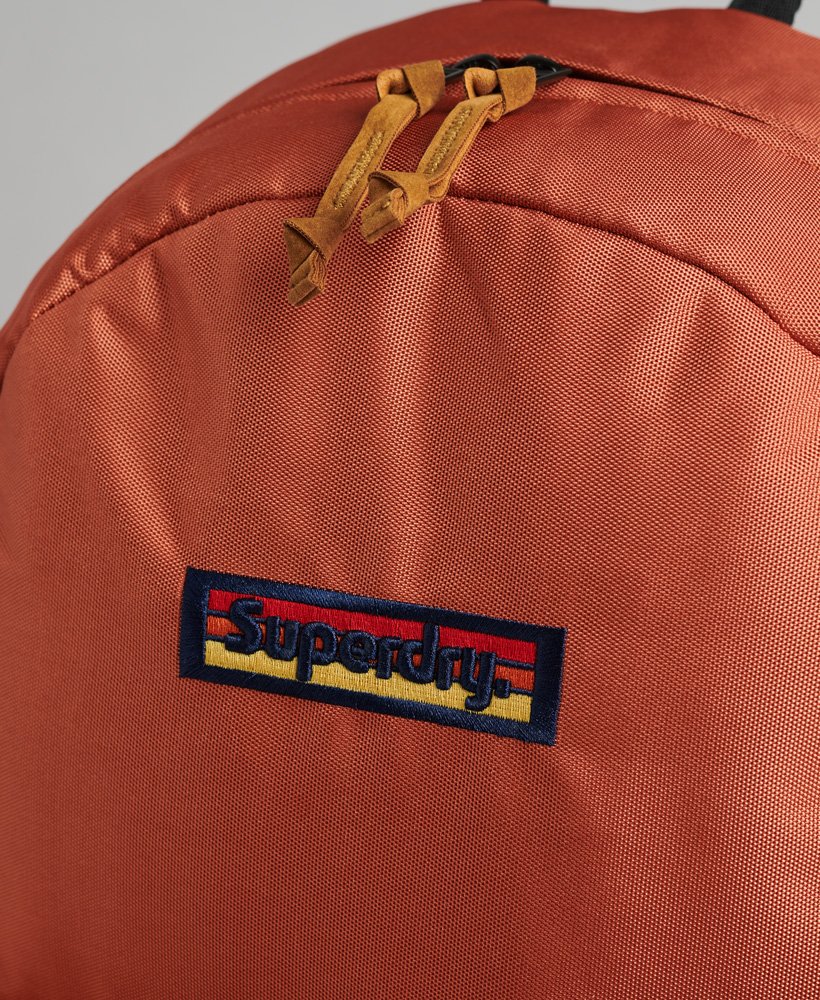 mochila montana vintage com microbordado na cor laranja queimado.