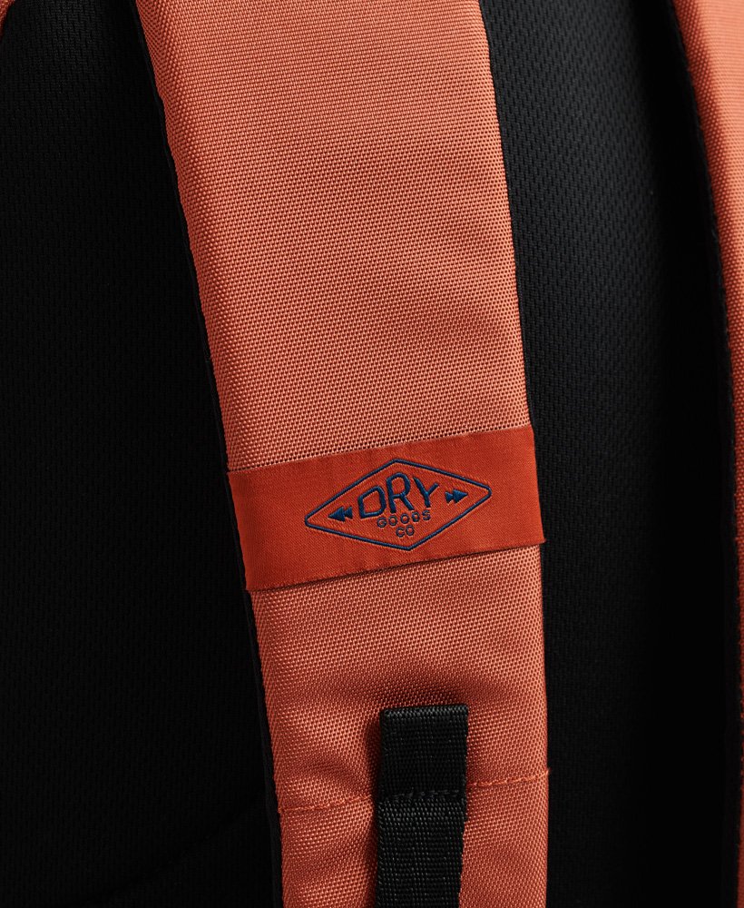 mochila montana vintage com microbordado na cor laranja queimado.