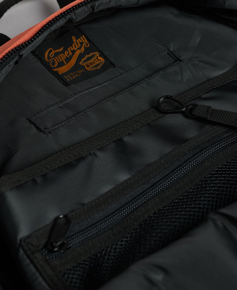 mochila montana vintage com microbordado na cor laranja queimado.