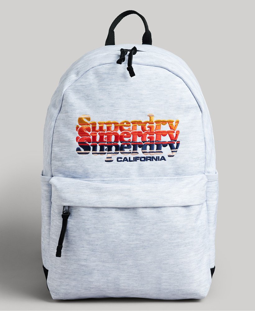 mochila montana com estampa gráfica em cinza mescla claro.