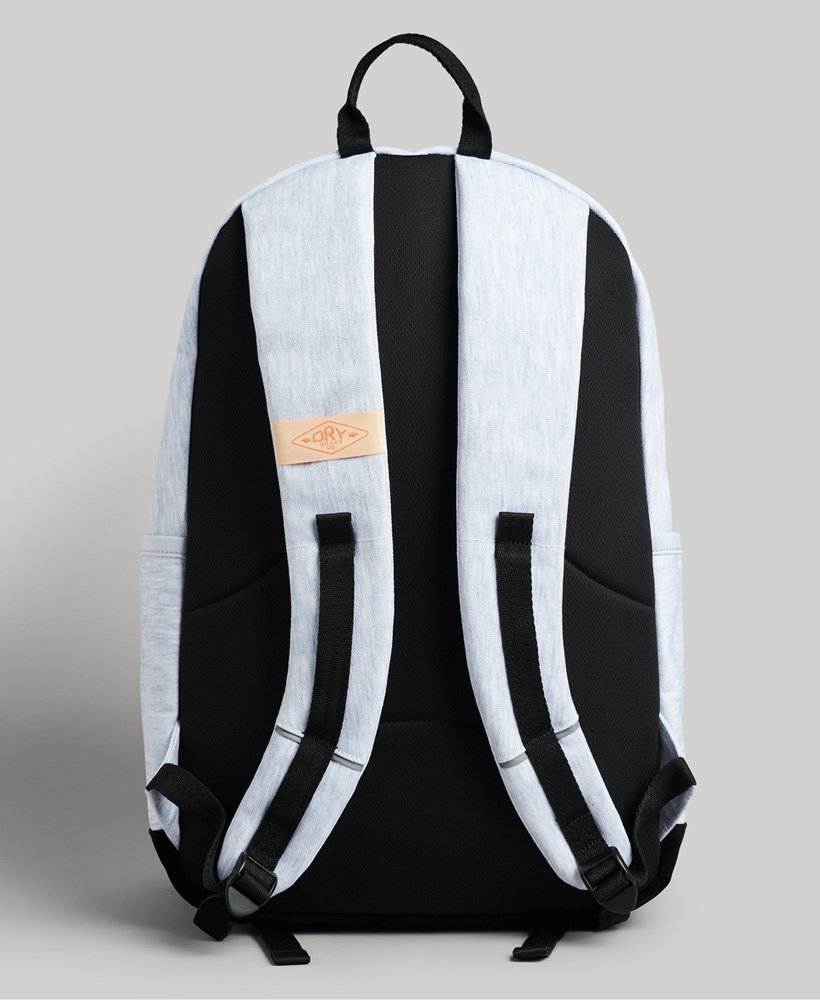 mochila montana com estampa gráfica em cinza mescla claro.