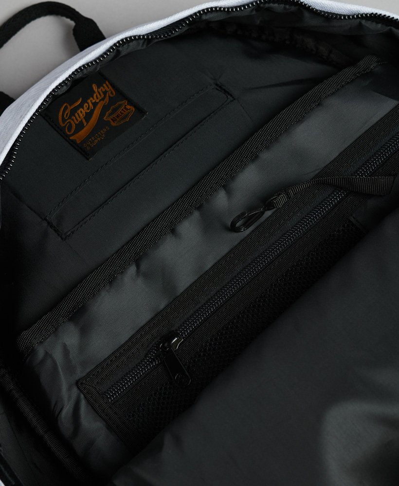 mochila montana com estampa gráfica em cinza mescla claro.