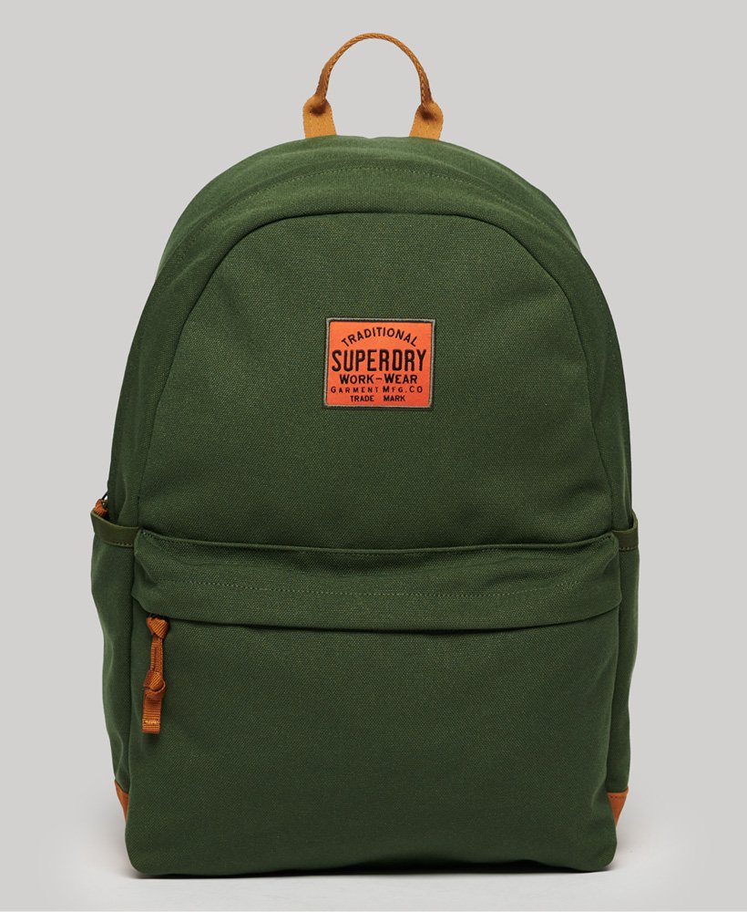 mochila montana tradicional na cor verde militar.