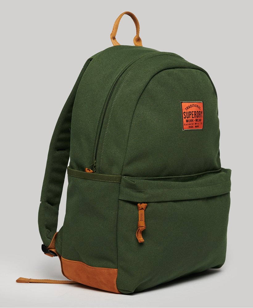 mochila montana tradicional na cor verde militar.