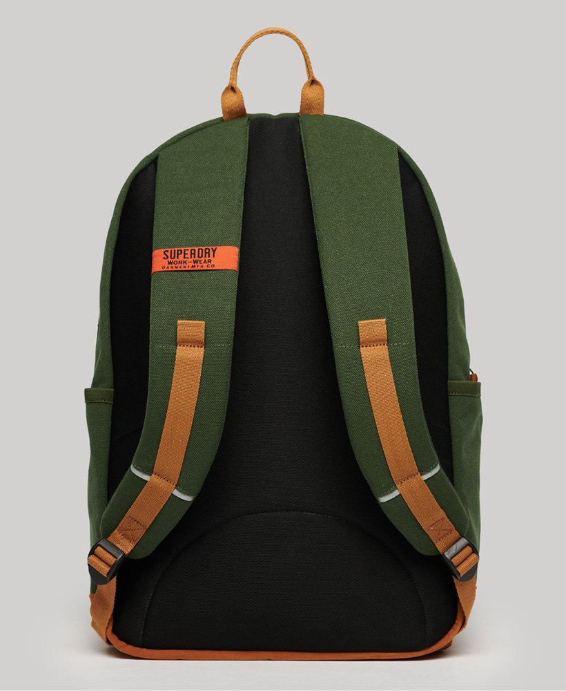 mochila montana tradicional na cor verde militar.