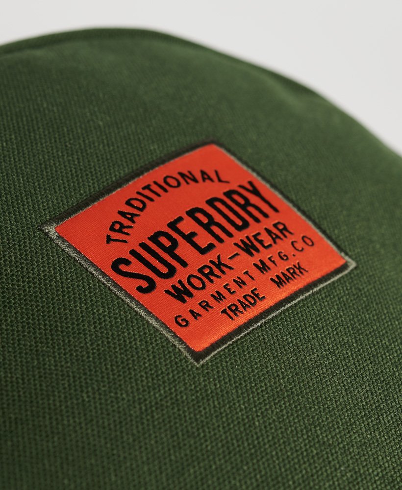 mochila montana tradicional na cor verde militar.