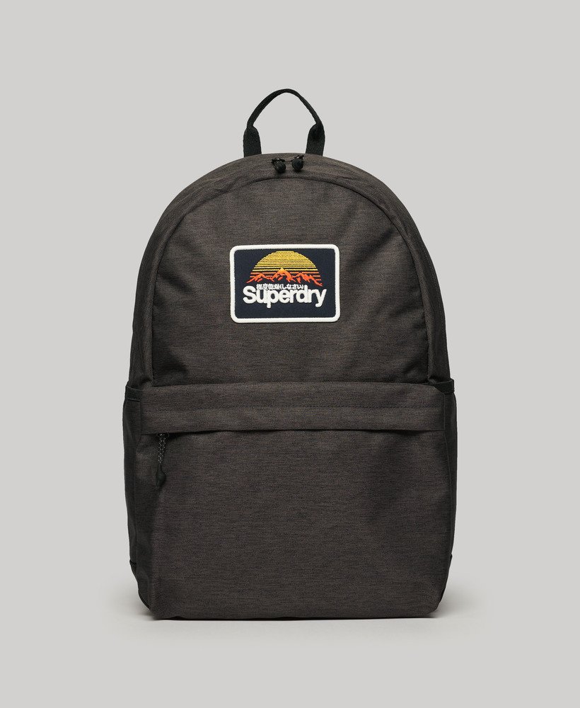 mochila montana com patches na cor cinza mesclado.