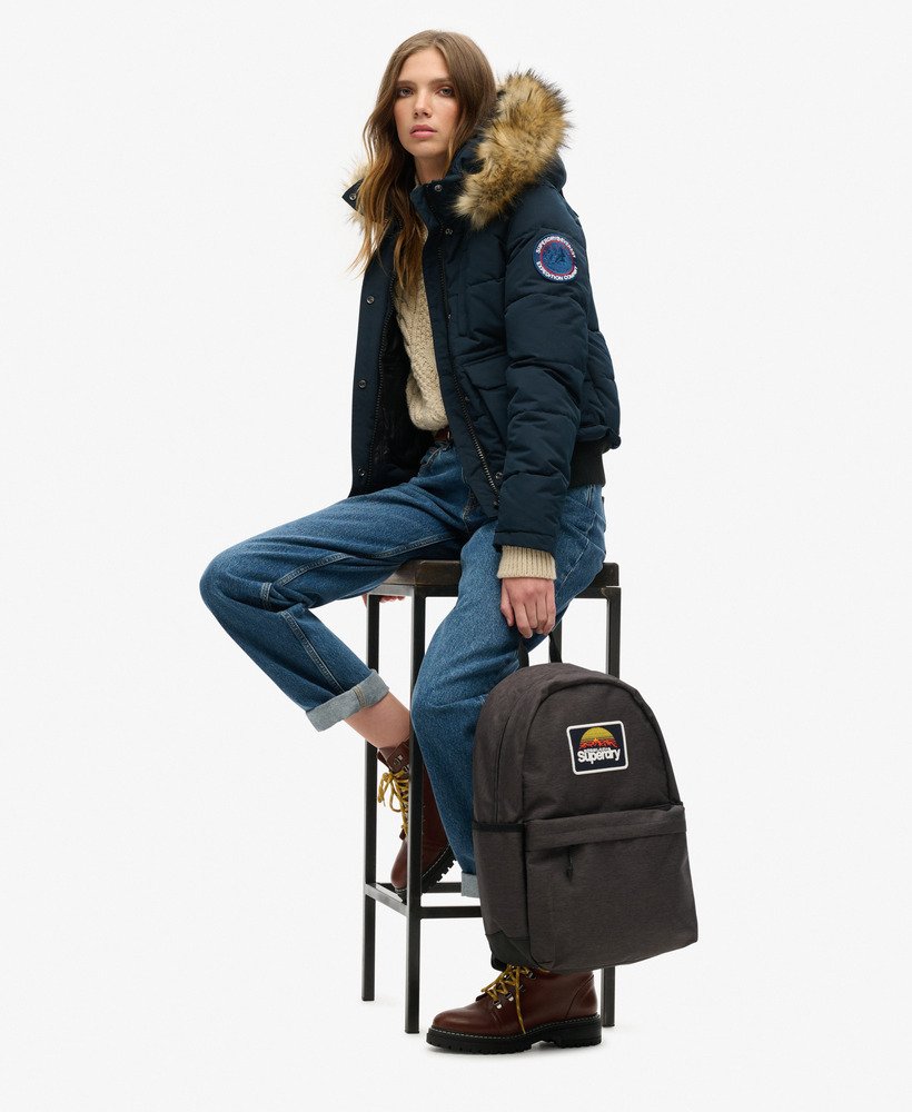 mochila montana com patches na cor cinza mesclado.