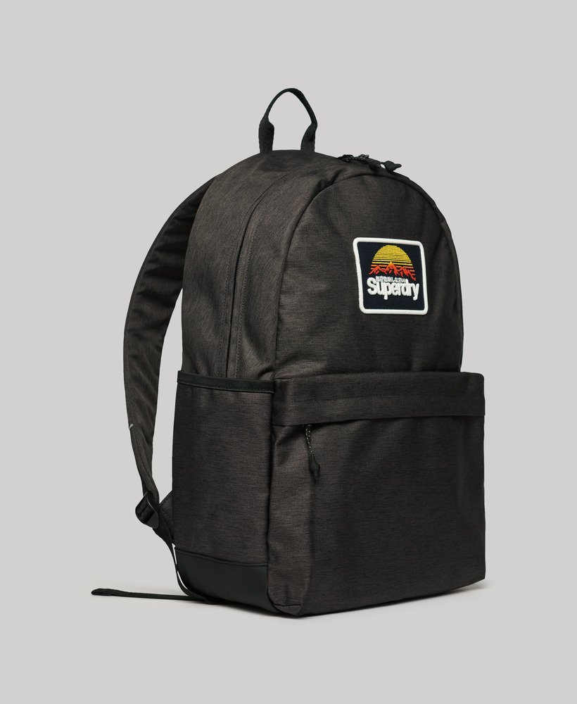mochila montana com patches na cor cinza mesclado.