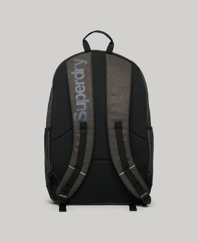 mochila montana com patches na cor cinza mesclado.