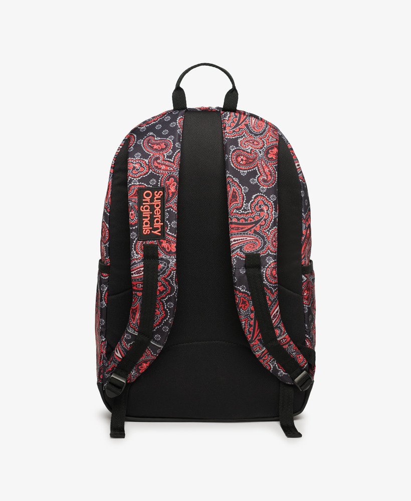 mochila montana estampada em padrão paisley vintage preto.