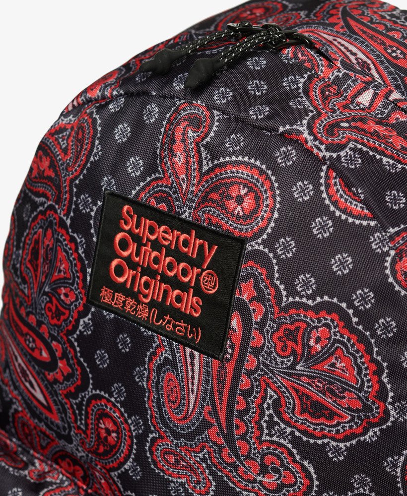 mochila montana estampada em padrão paisley vintage preto.