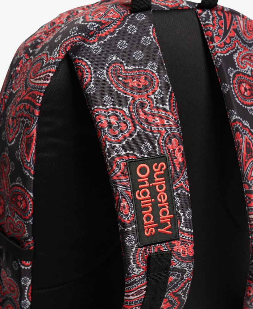mochila montana estampada em padrão paisley vintage preto.