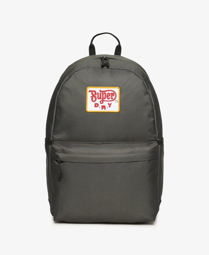 mochila montana com patches na cor verde-oliva desbotada