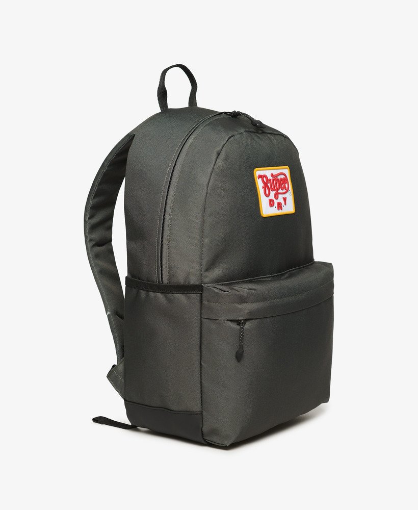 mochila montana com patches na cor verde-oliva desbotada