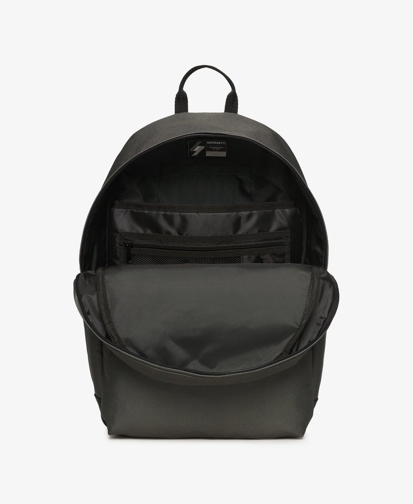 mochila montana com patches na cor verde-oliva desbotada