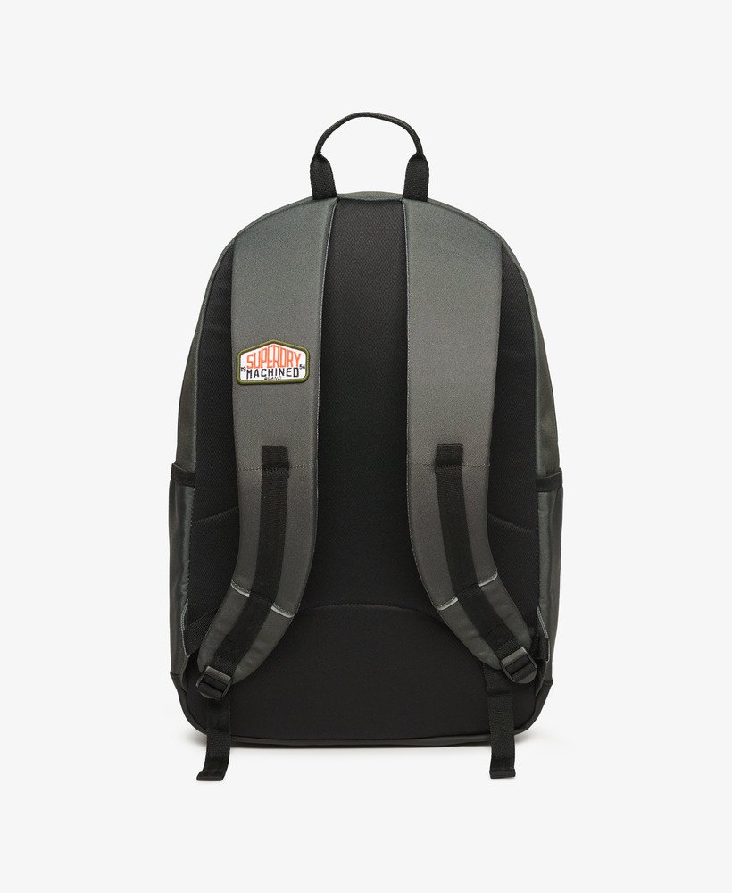 mochila montana com patches na cor verde-oliva desbotada
