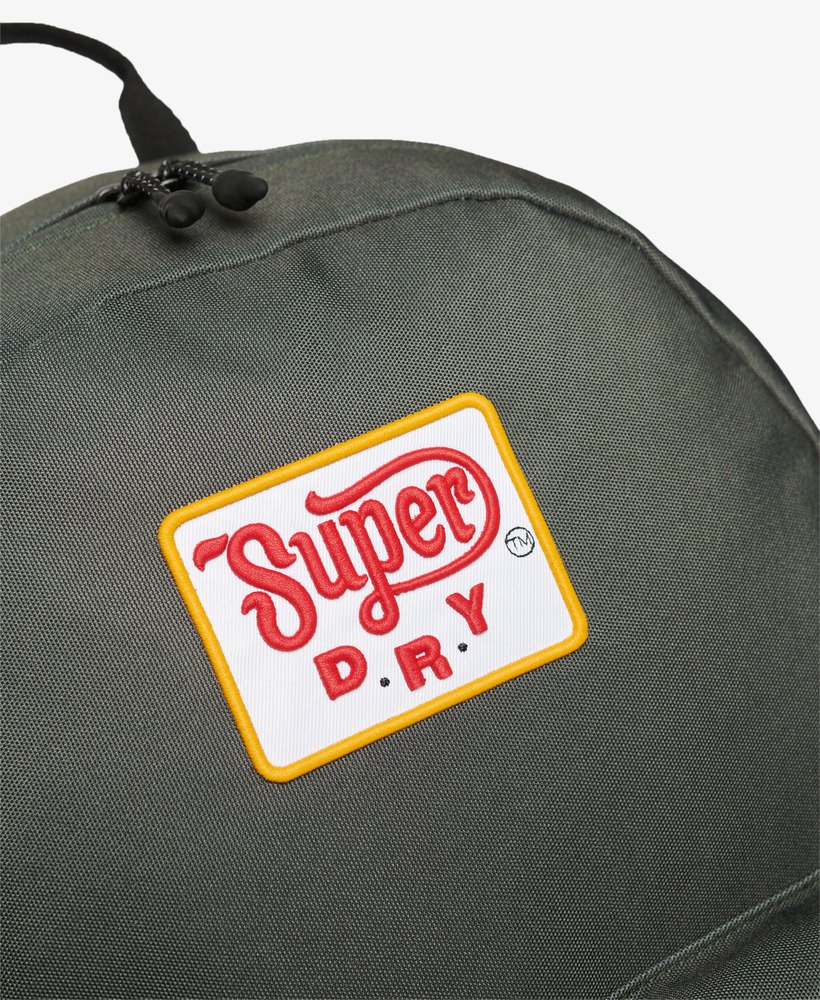 mochila montana com patches na cor verde-oliva desbotada