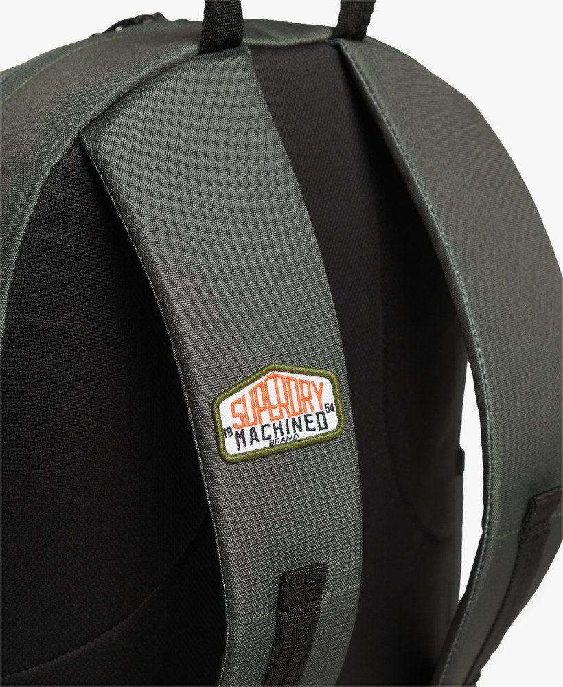 mochila montana com patches na cor verde-oliva desbotada