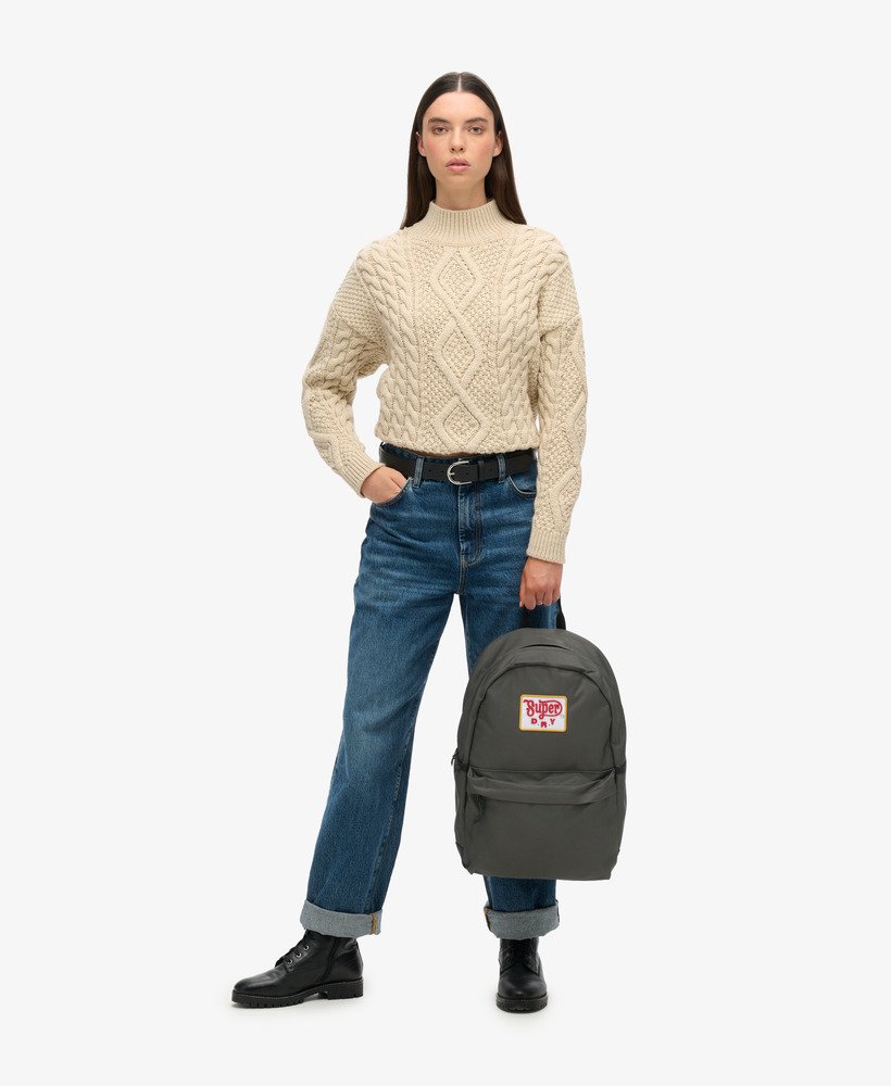 mochila montana com patches na cor verde-oliva desbotada