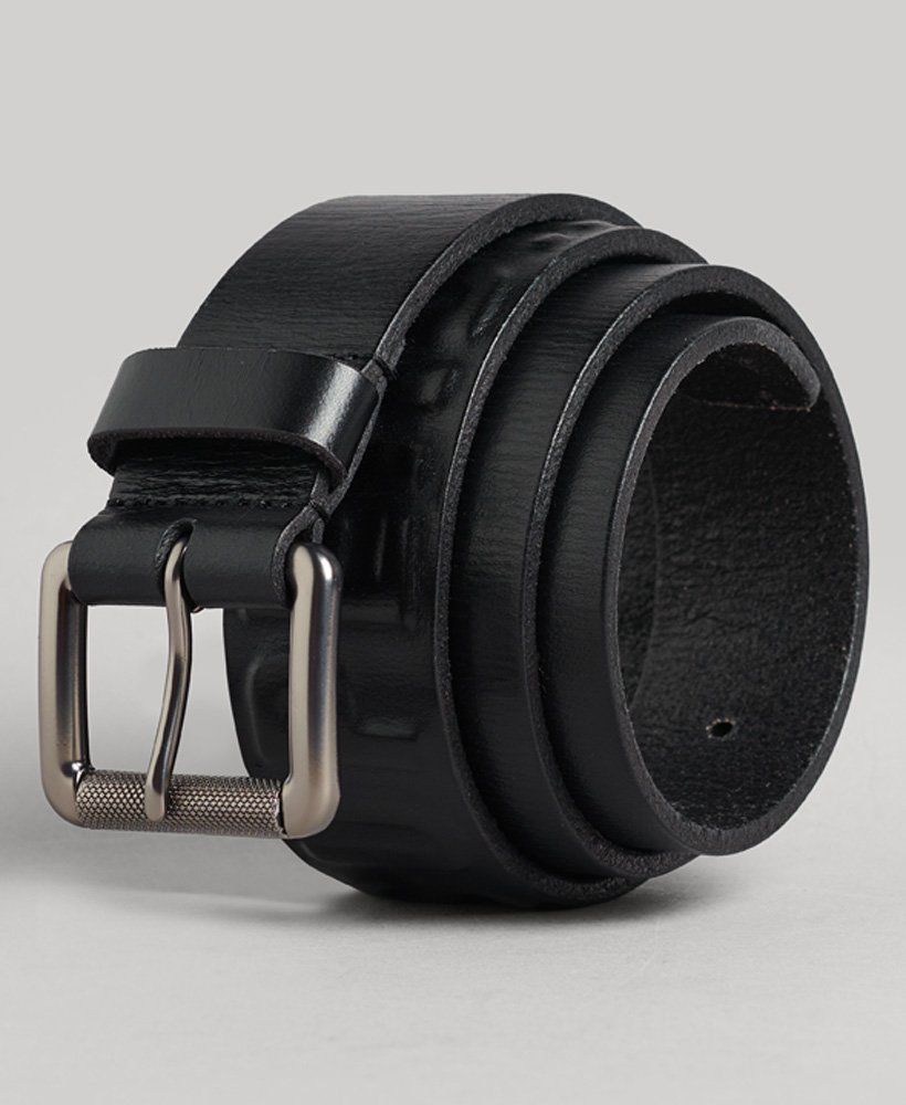 cinto vintage com marca em relevo preto.