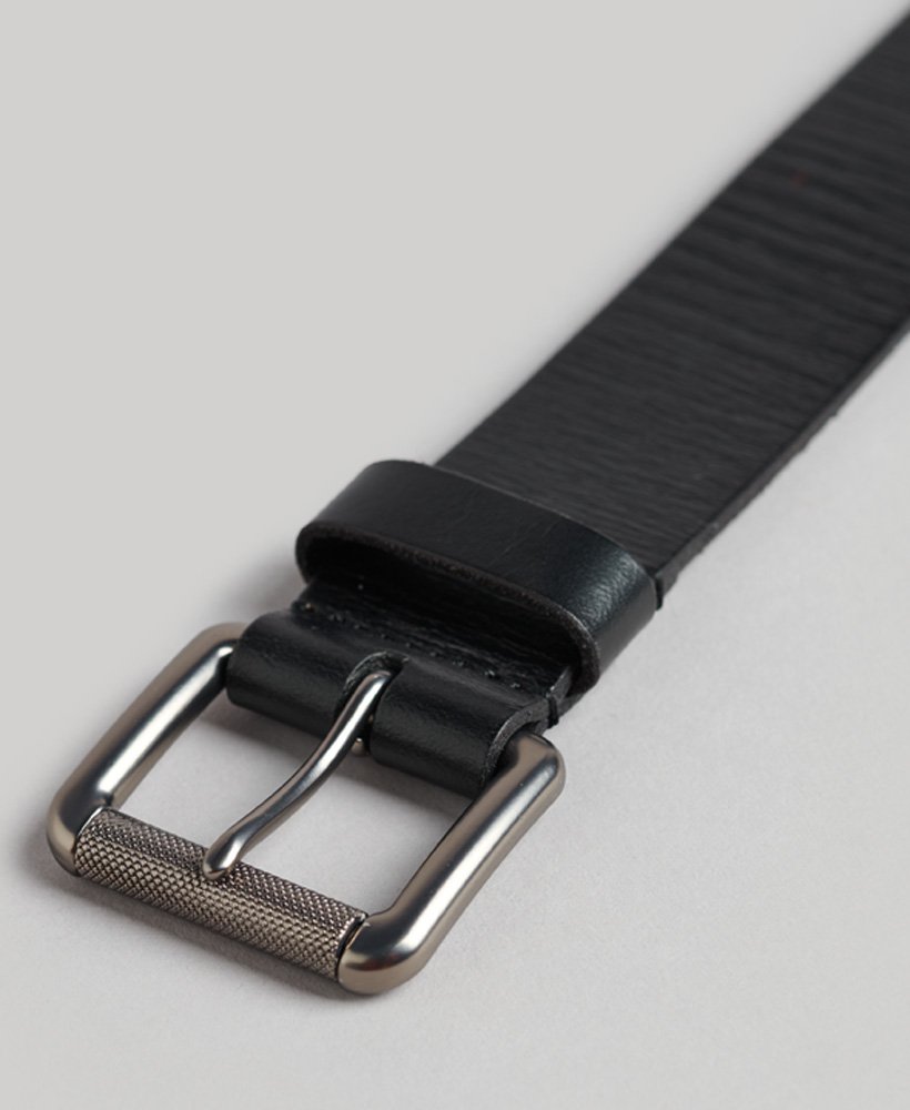 cinto vintage com marca em relevo preto.