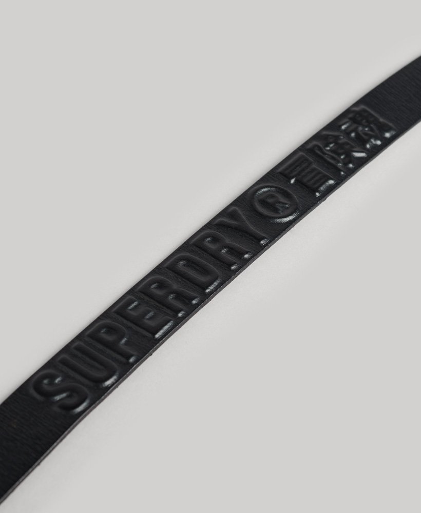 cinto vintage com marca em relevo preto.