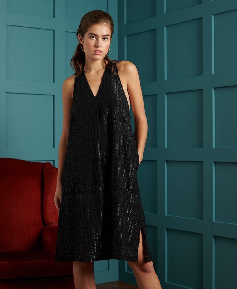 vestido evasê metálico de edição limitada na cor preto metÁlico.