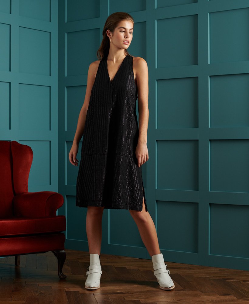 vestido evasê metálico de edição limitada na cor preto metÁlico.
