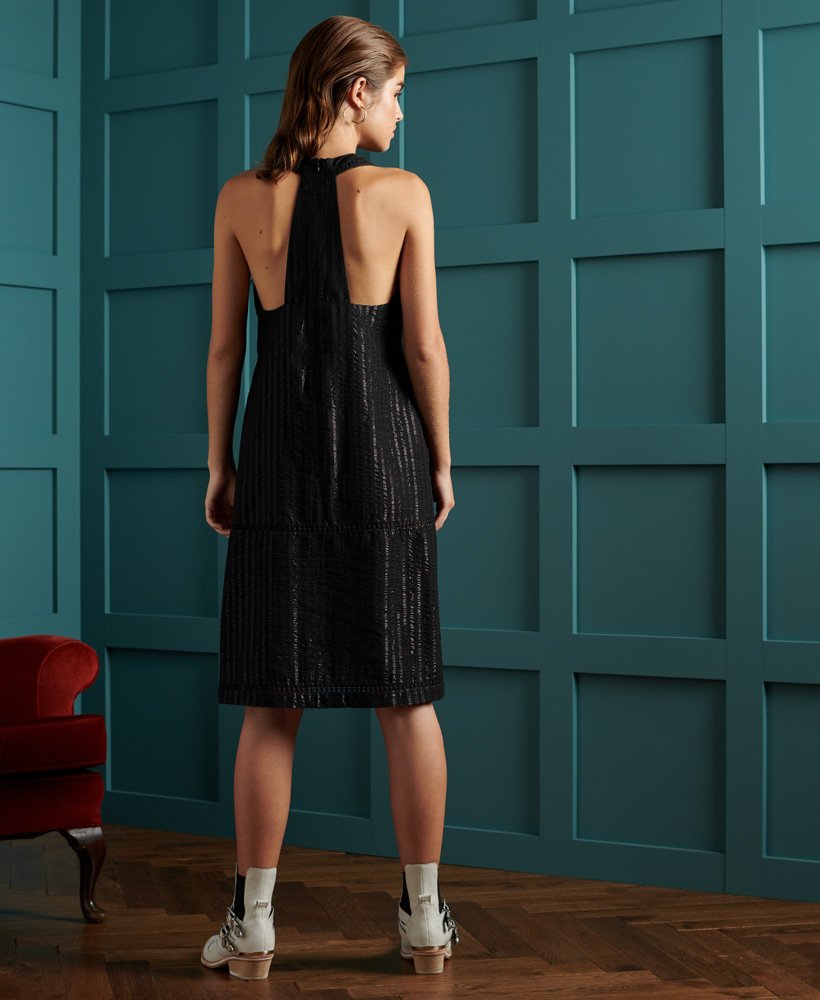 vestido evasê metálico de edição limitada na cor preto metÁlico.