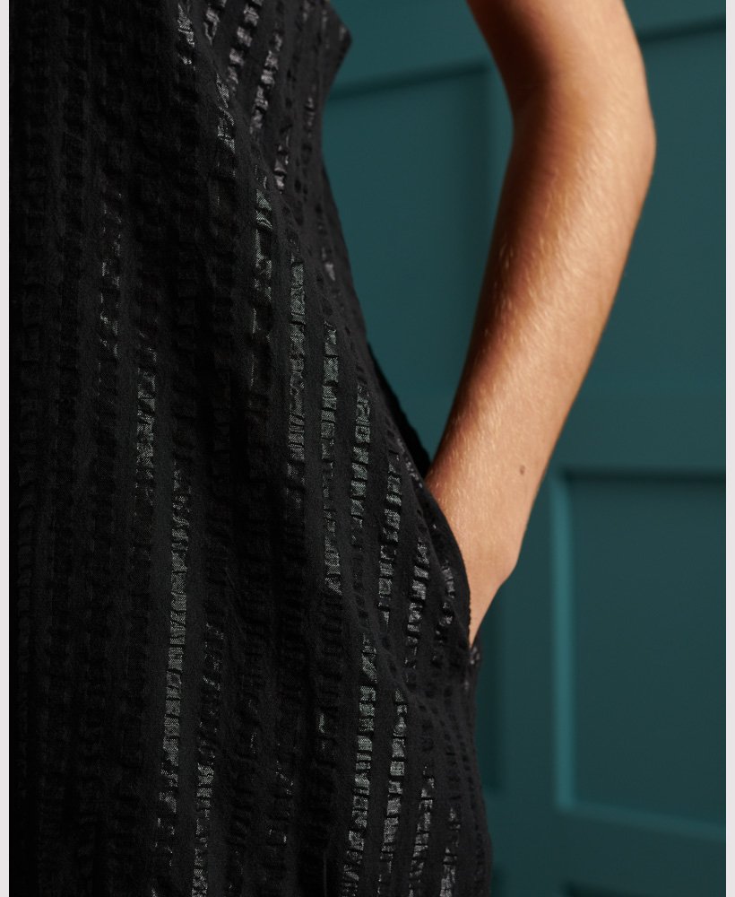 vestido evasê metálico de edição limitada na cor preto metÁlico.