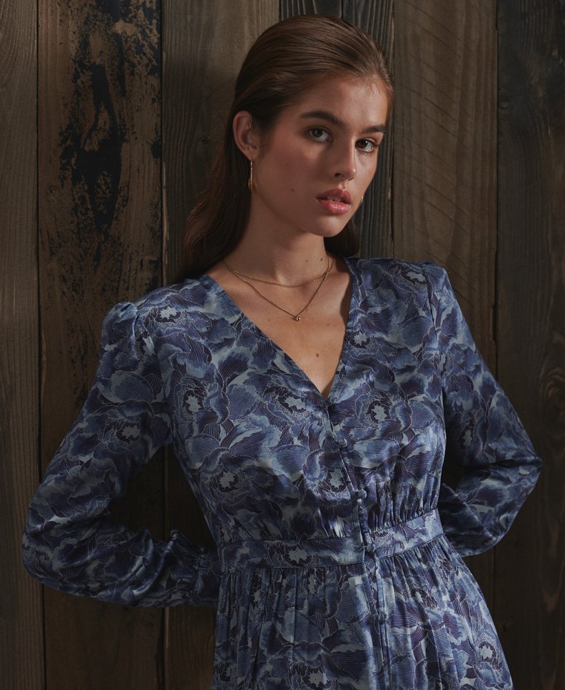 vestido de seda estampada a seco edição limitada em azul floral.