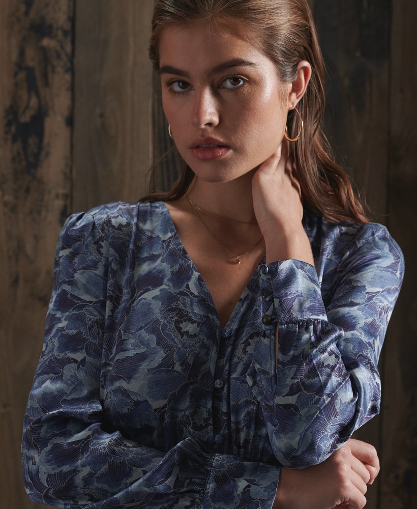 vestido de seda estampada a seco edição limitada em azul floral.