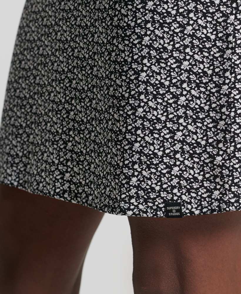 vestido curto de manga comprida em tecido plano com estampa floral londrina preta.
