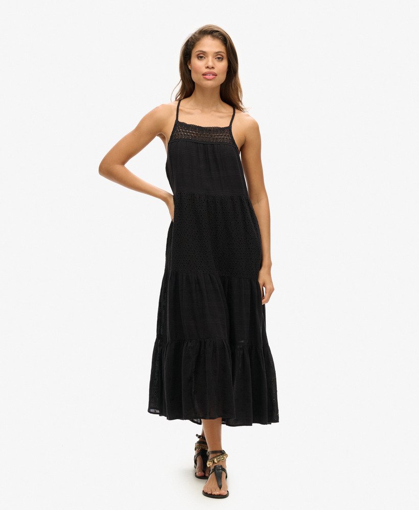 vestido longo vintage de renda preta com alças finas.