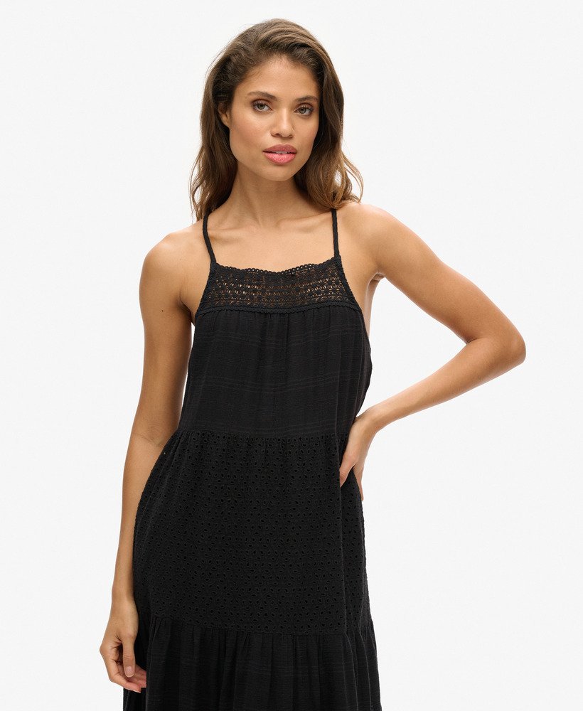 vestido longo vintage de renda preta com alças finas.