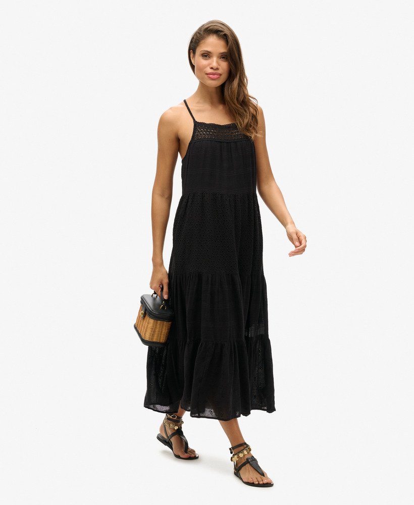 vestido longo vintage de renda preta com alças finas.