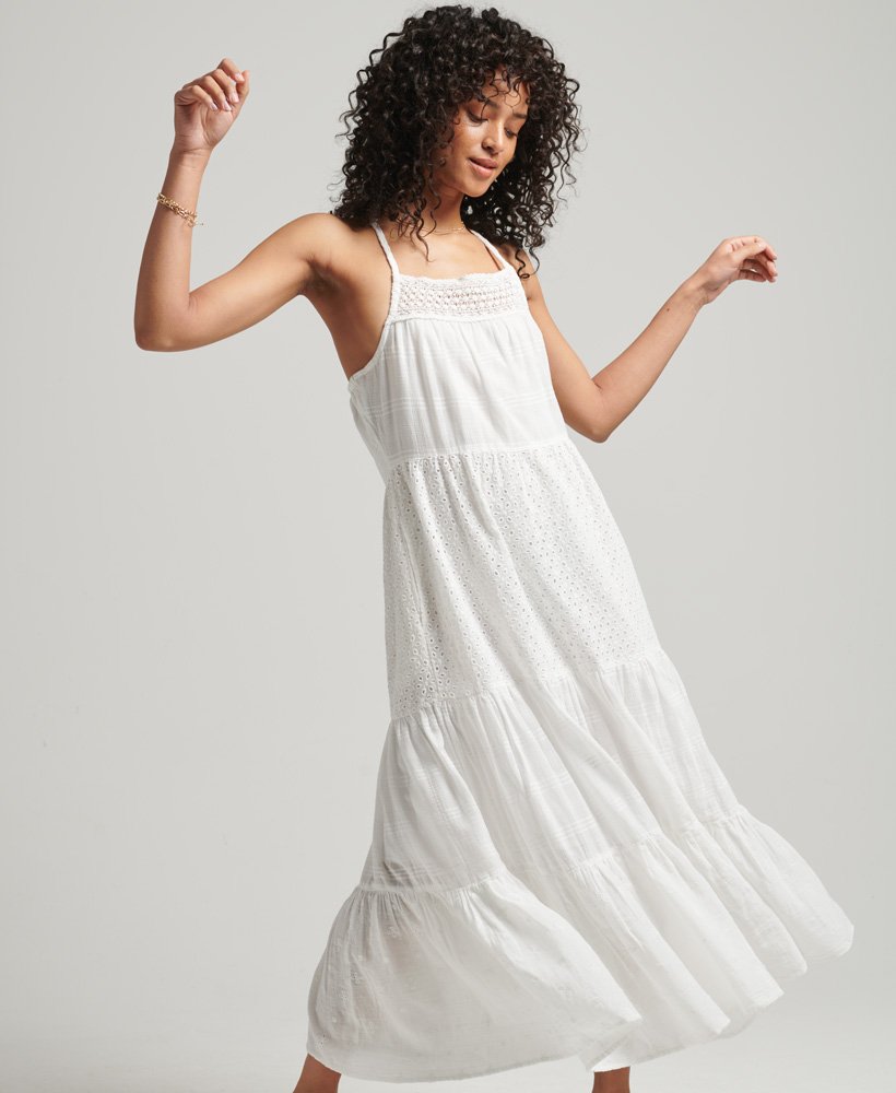 vestido longo vintage de renda com alças finas em branco brilhante.