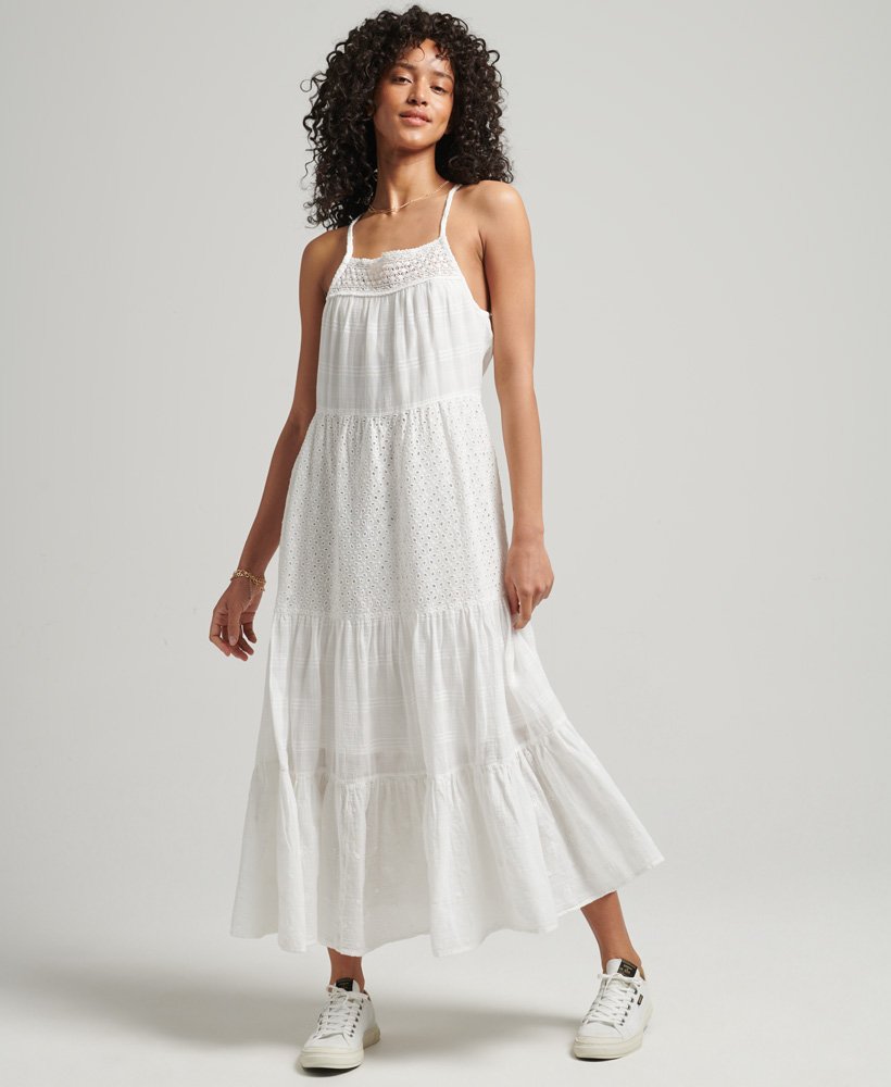 vestido longo vintage de renda com alças finas em branco brilhante.