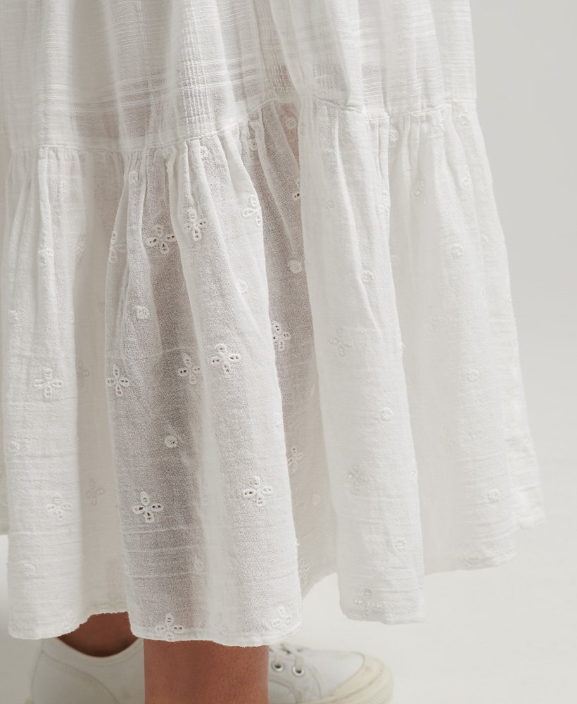 vestido longo vintage de renda com alças finas em branco brilhante.