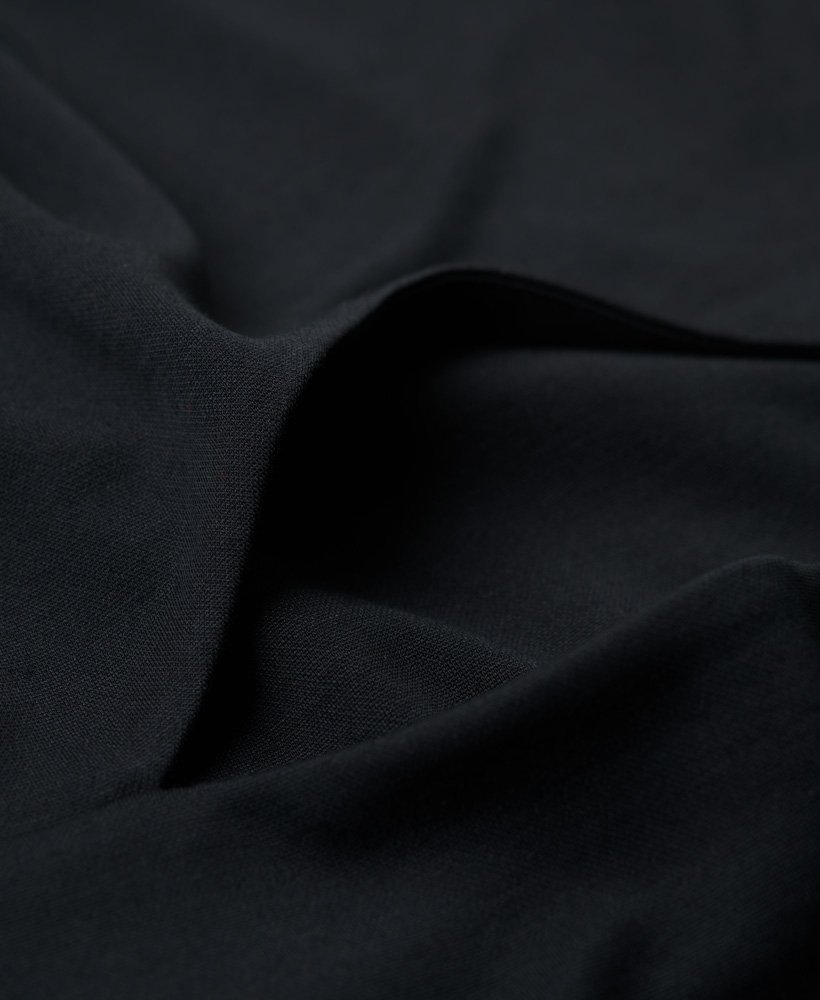vestido midi de malha com detalhe nas costas na cor preta.
