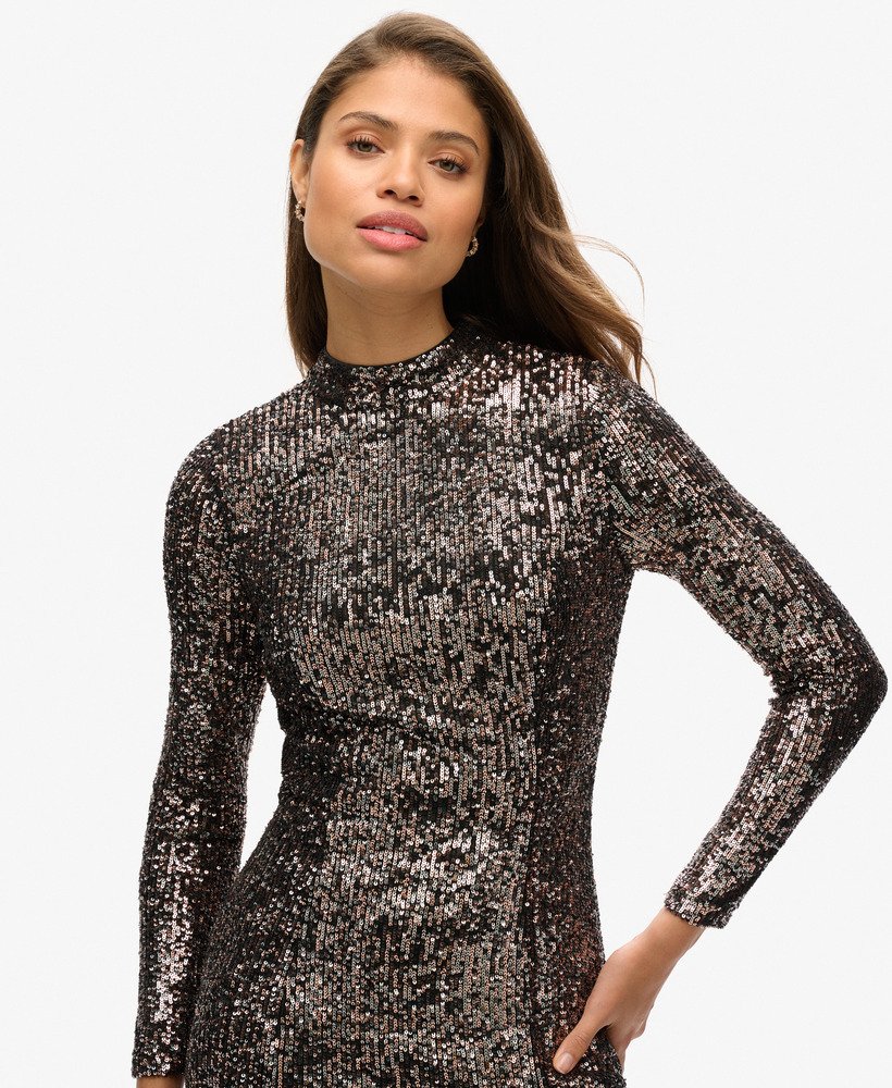 vestido midi de lantejoulas com decote nas costas em tons de prata e bronze.