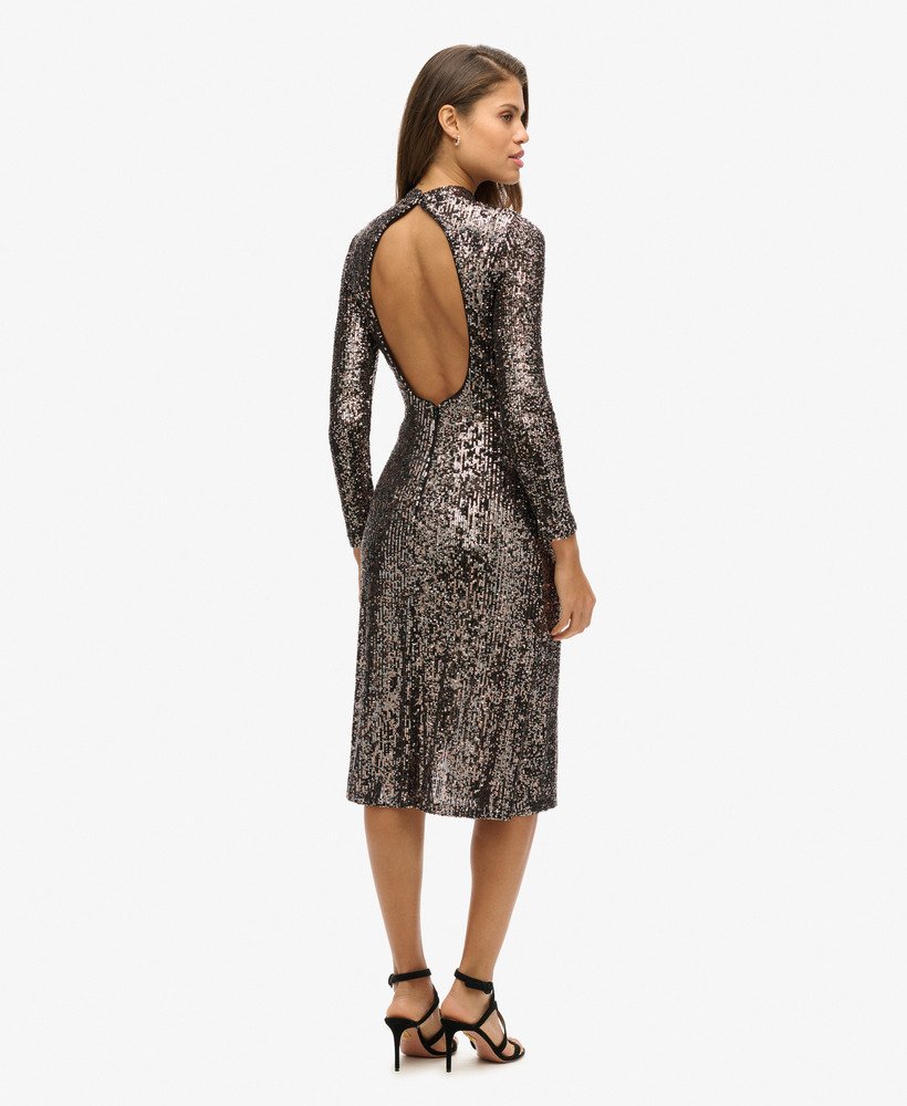 vestido midi de lantejoulas com decote nas costas em tons de prata e bronze.