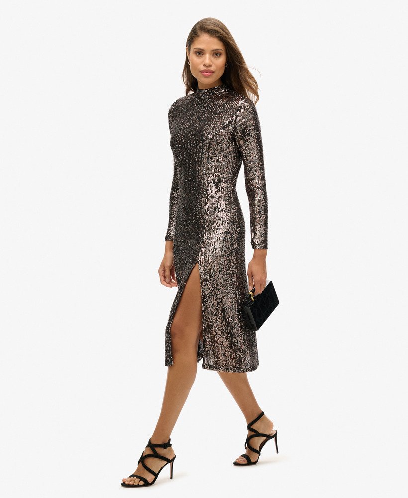 vestido midi de lantejoulas com decote nas costas em tons de prata e bronze.