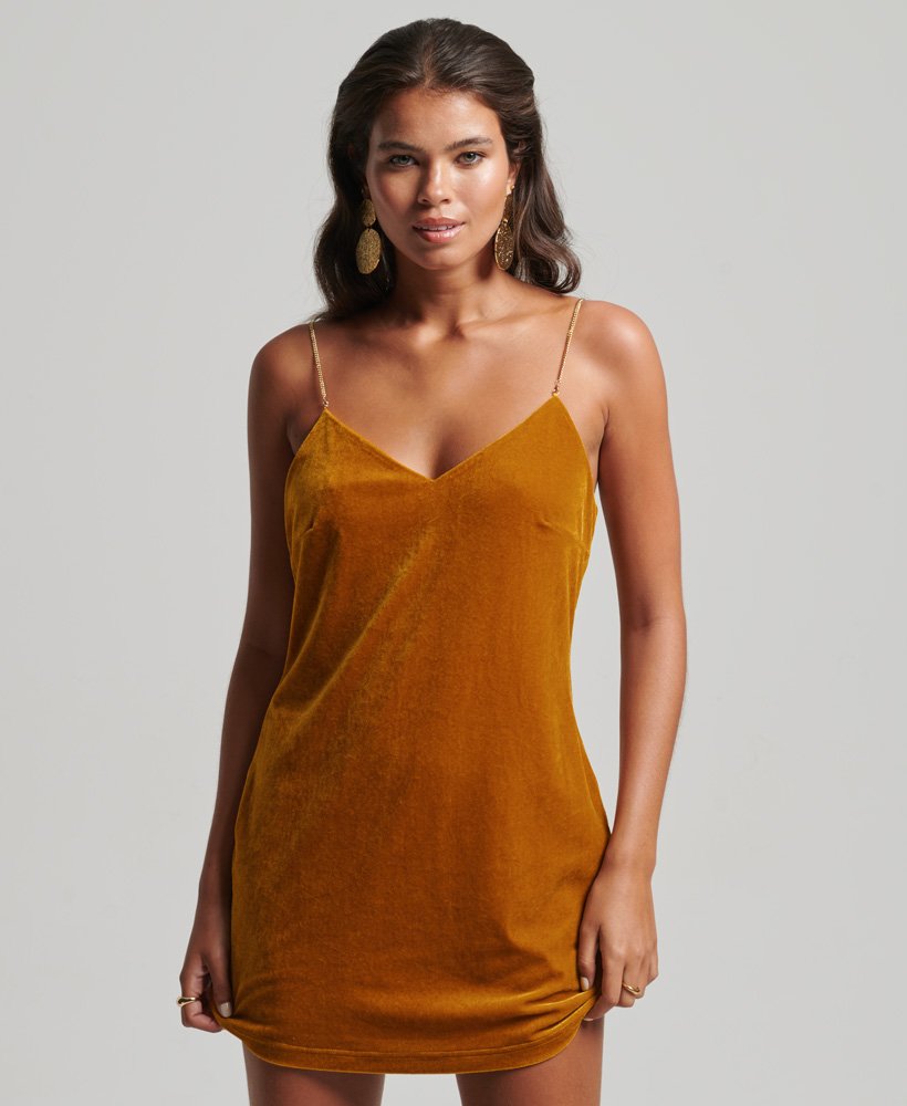 vestido curto de veludo com alças de corrente em tom marrom palmeira dourado