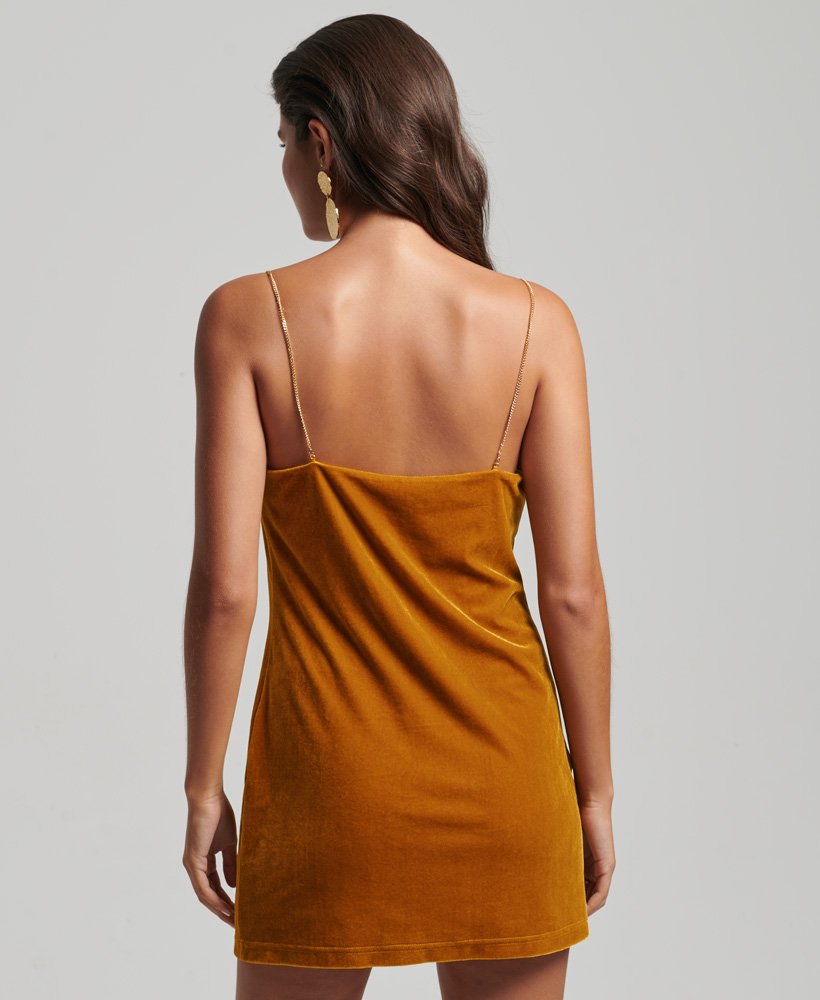 vestido curto de veludo com alças de corrente em tom marrom palmeira dourado