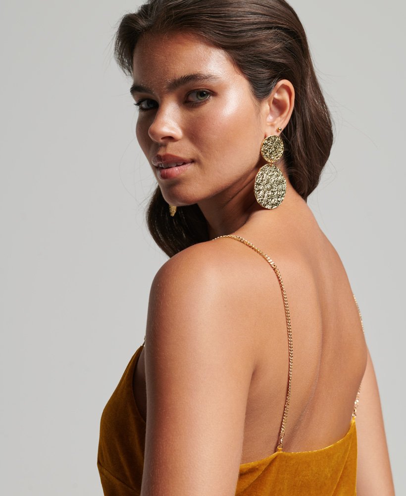 vestido curto de veludo com alças de corrente em tom marrom palmeira dourado